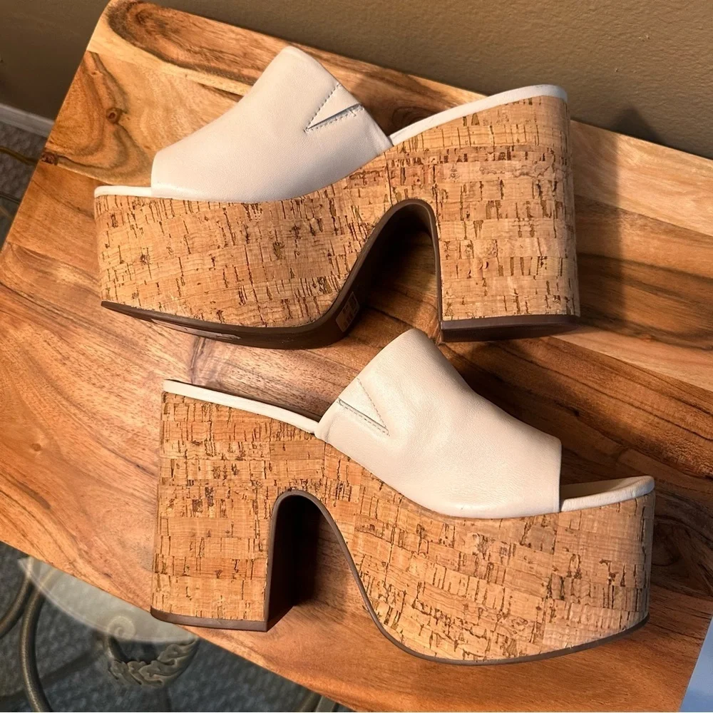 NWT Schutz Dalle Cutout Nubuck Sandal in Pearl, 10